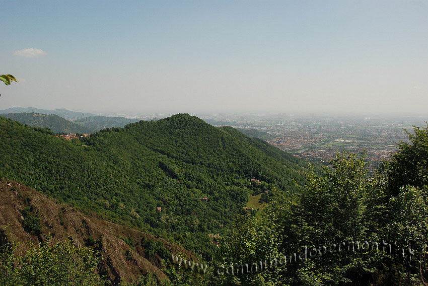 09 04446 Panorama verso Lonno e pianura.JPG